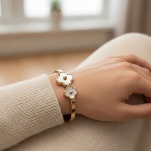 NWT Atterri Mother of Pearl Clover Bracelet